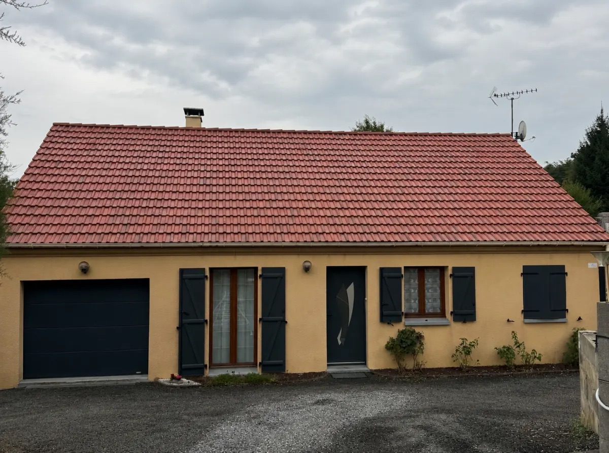 Même toiture après nettoyage : les tuiles ont retrouvé leur teinte d'origine