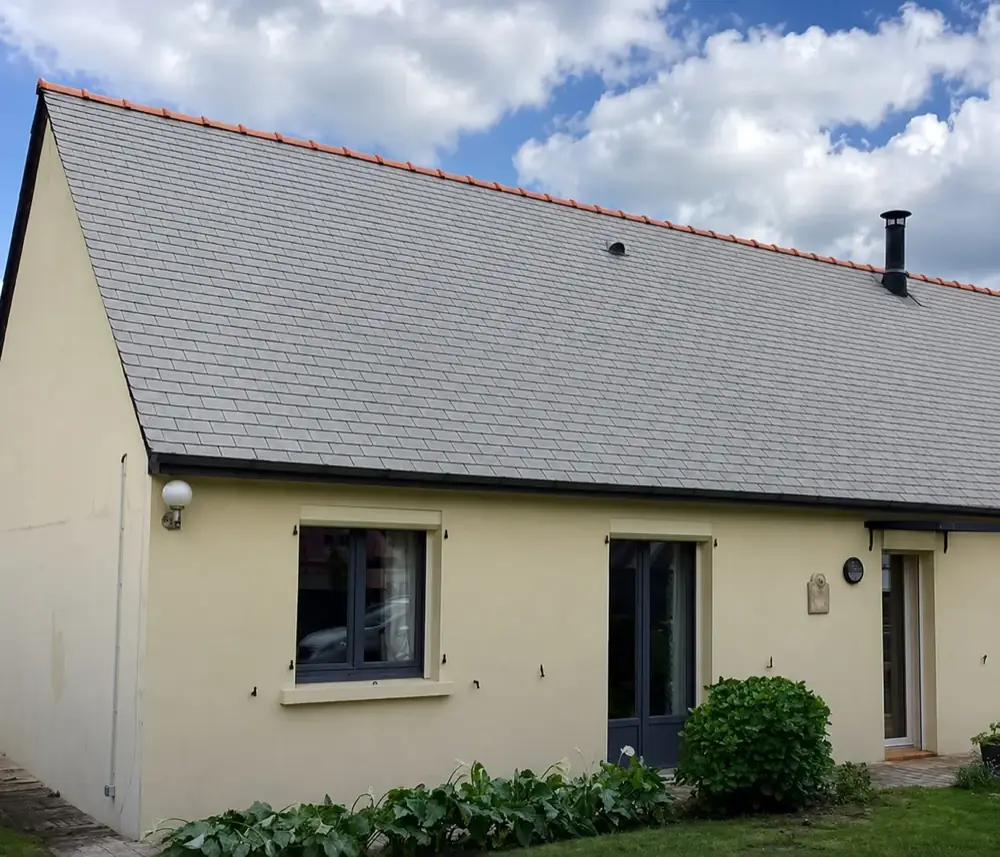 Toiture en ardoise après hydrofuge coloré, teinte uniforme et ravivée