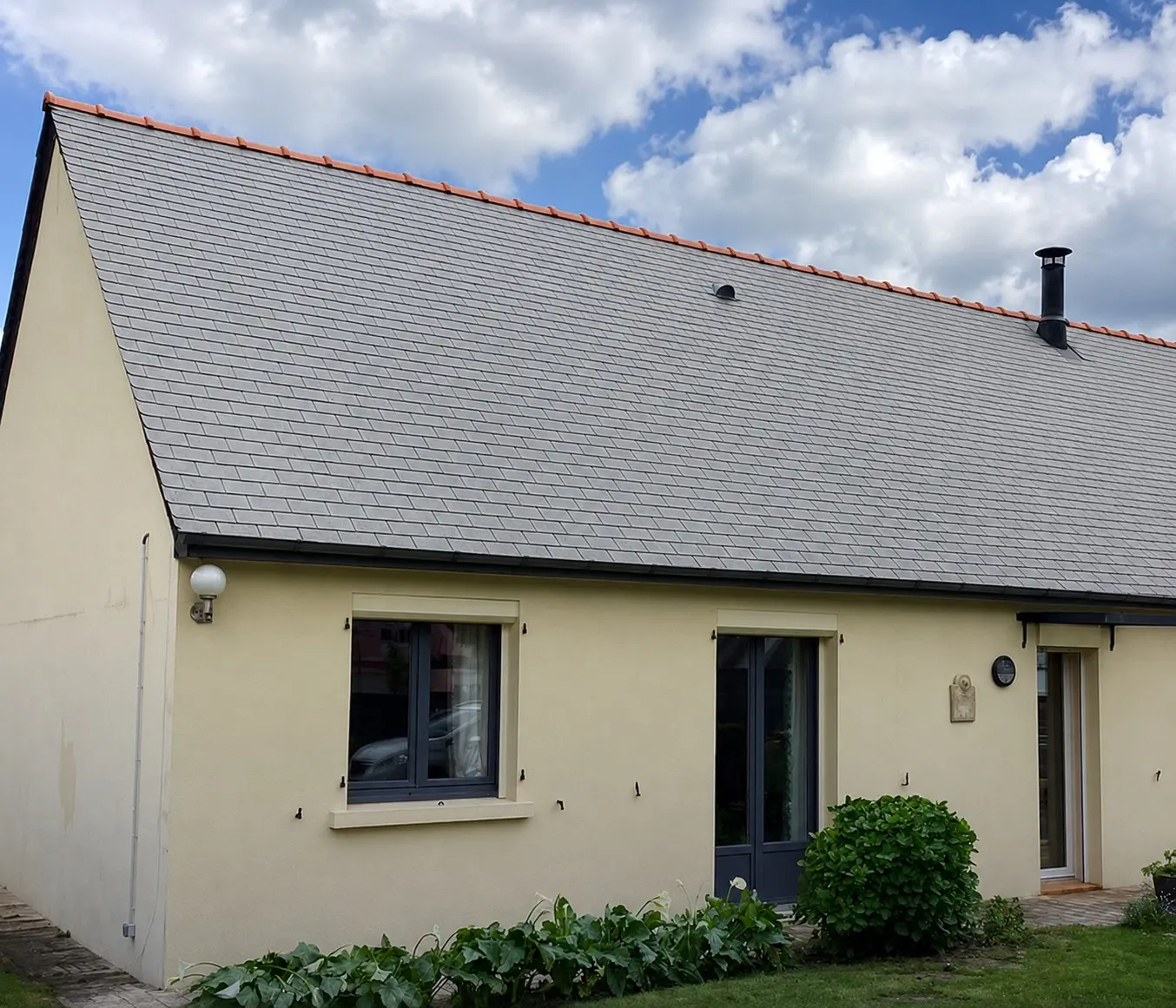 Toiture en ardoise après hydrofuge coloré, teinte uniforme et ravivée