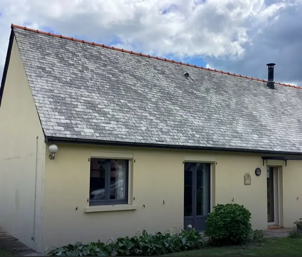 Toiture en ardoise décolorée et grisonnée avant traitement