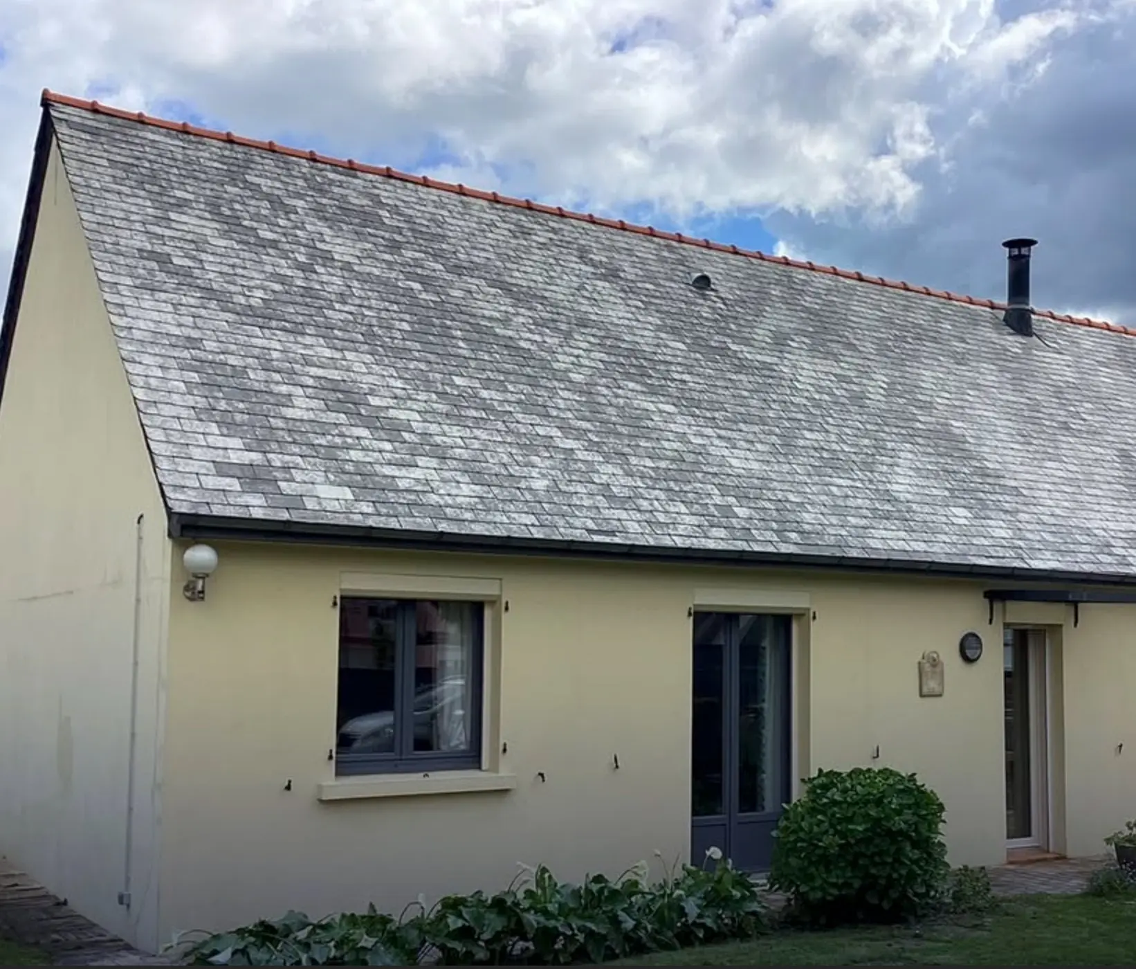 Toiture en ardoise décolorée et grisonnée avant traitement