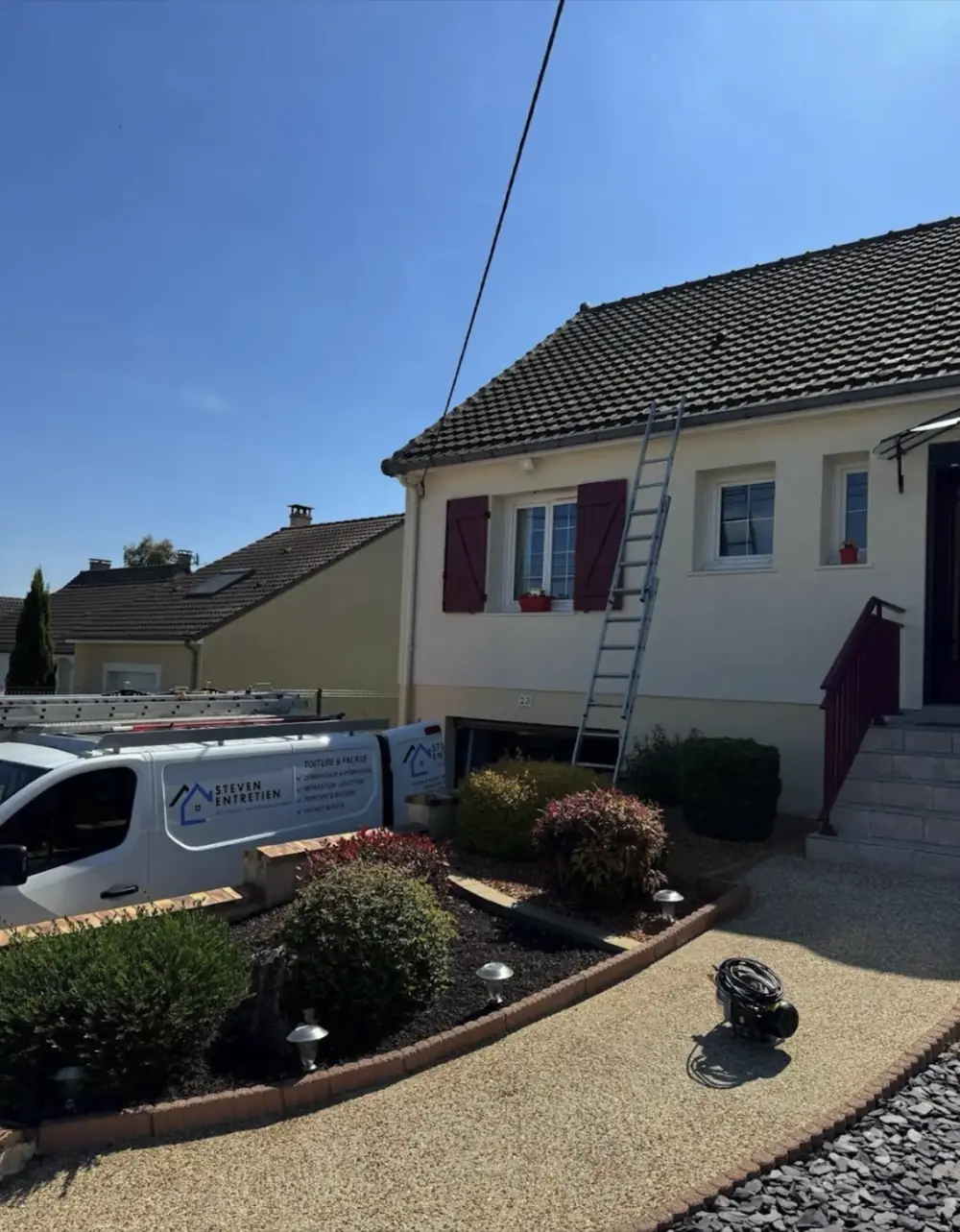 Maison avec toiture en tuile et véhicule Steven Entretien garé devant