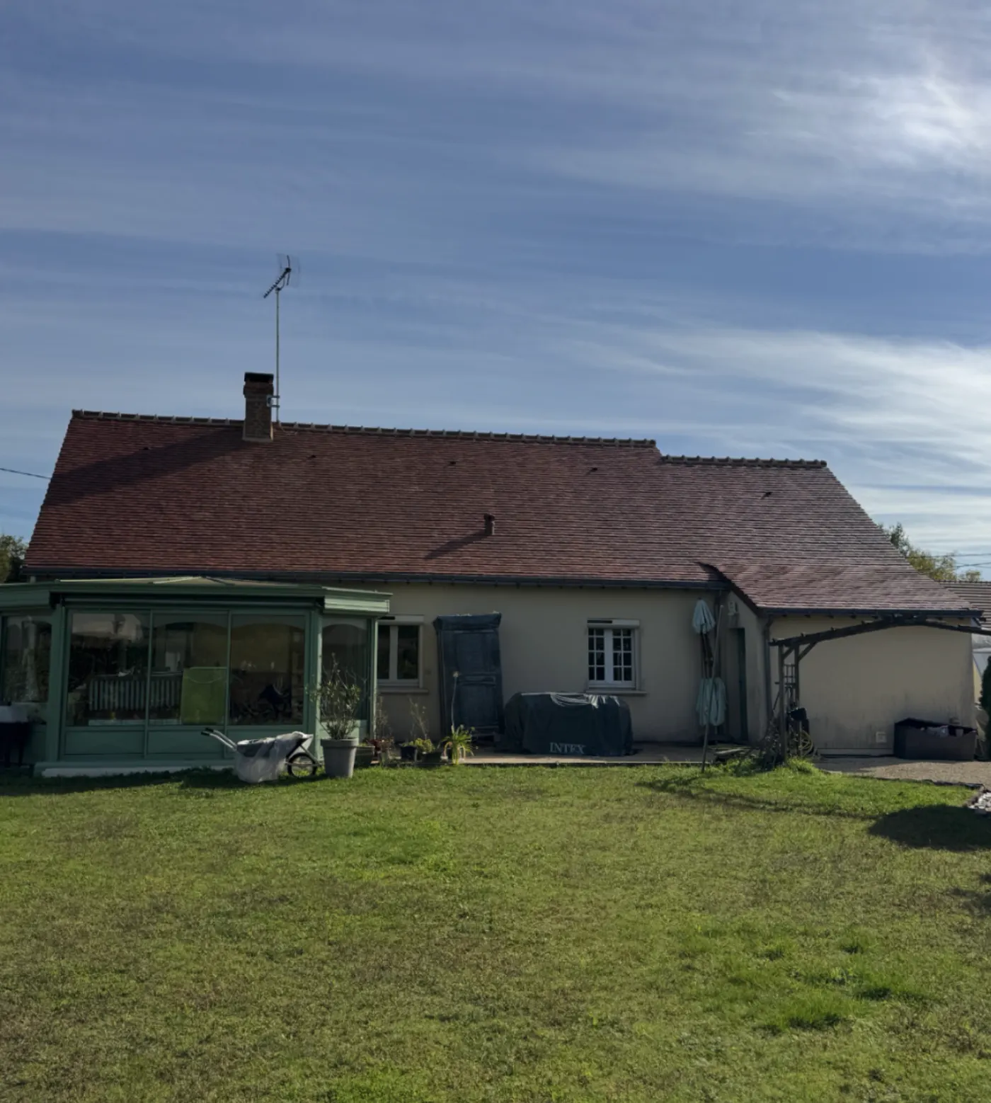Maison avec toiture en tuile terre cuite et véranda