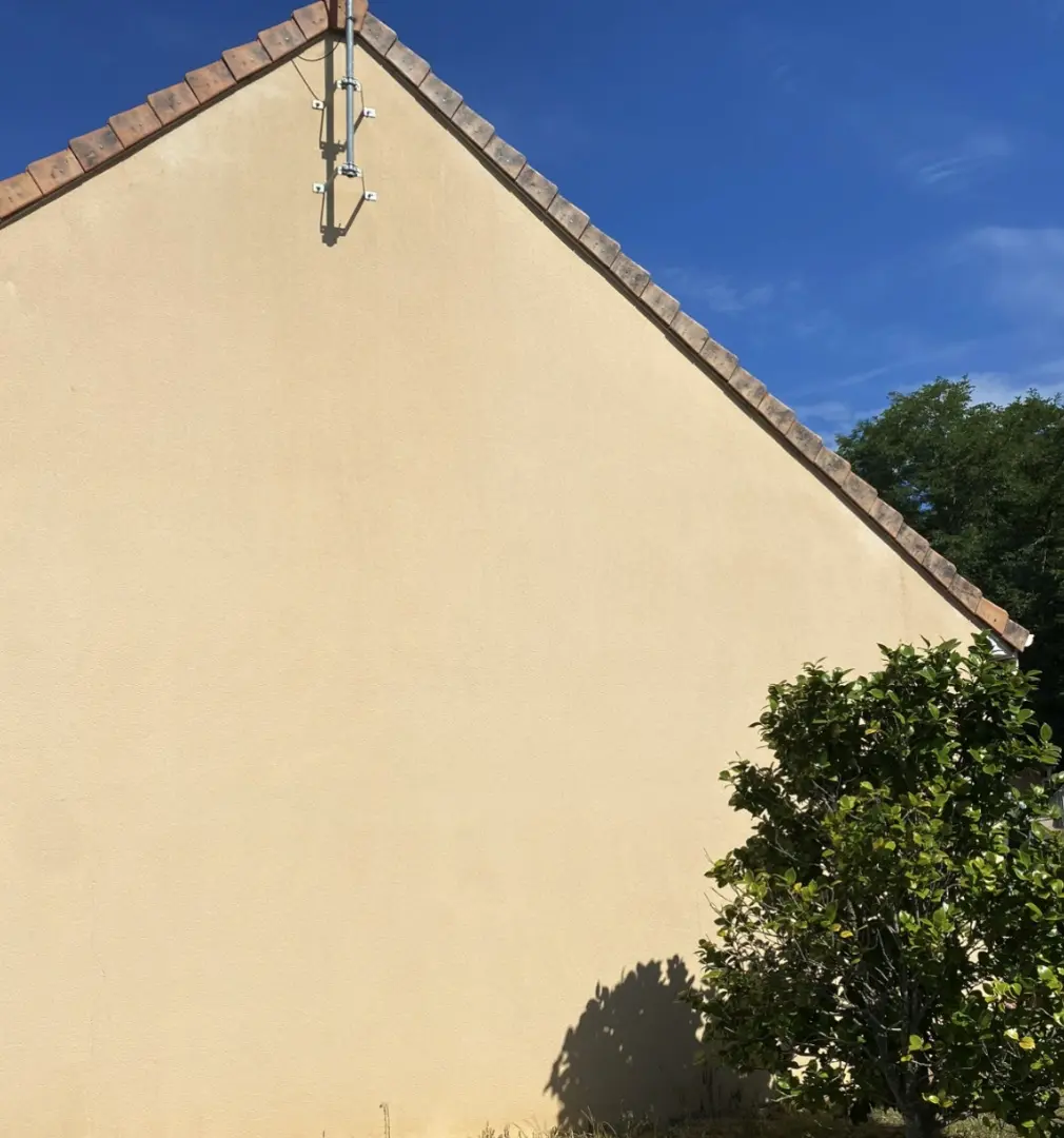 Pignon de façade nettoyé, salissures et mousses retirées